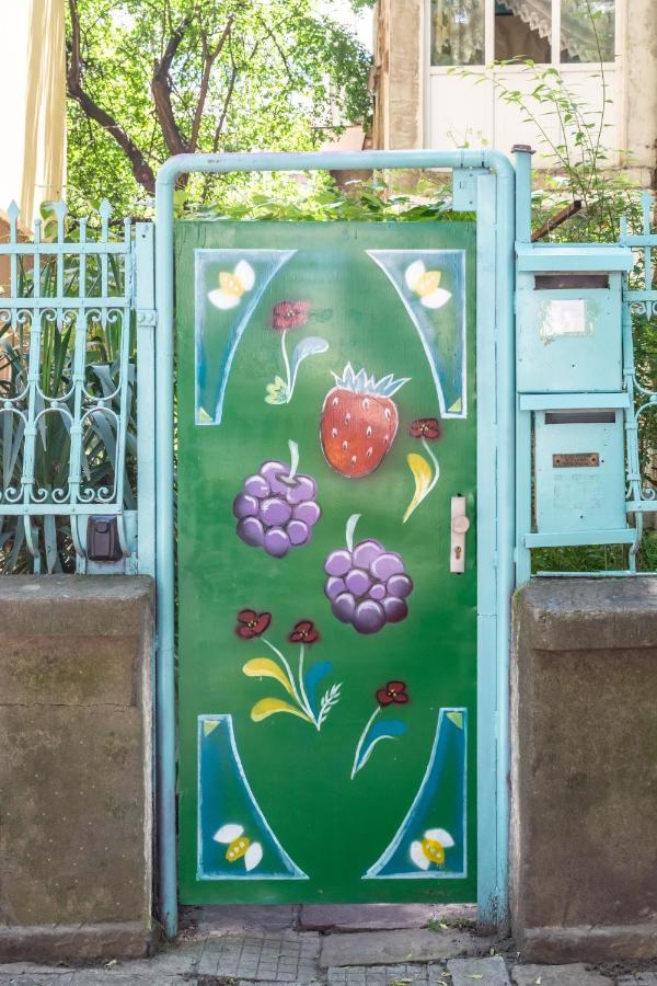 Apartemen Barcelona Colorful W Backyard